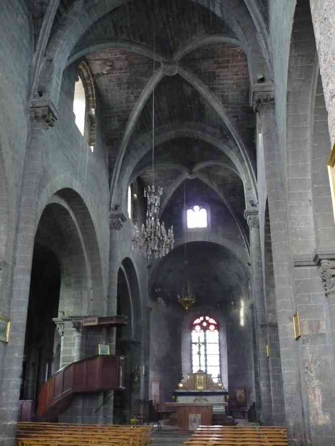 L’intérieur de l’église de Chanteuges. Le vendredi 8 mai 2009