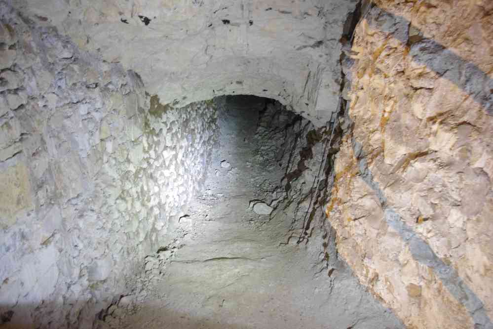 Cité souterraine de Naours. Galerie éclairée à la frontale. Le samedi 13 septembre 2025