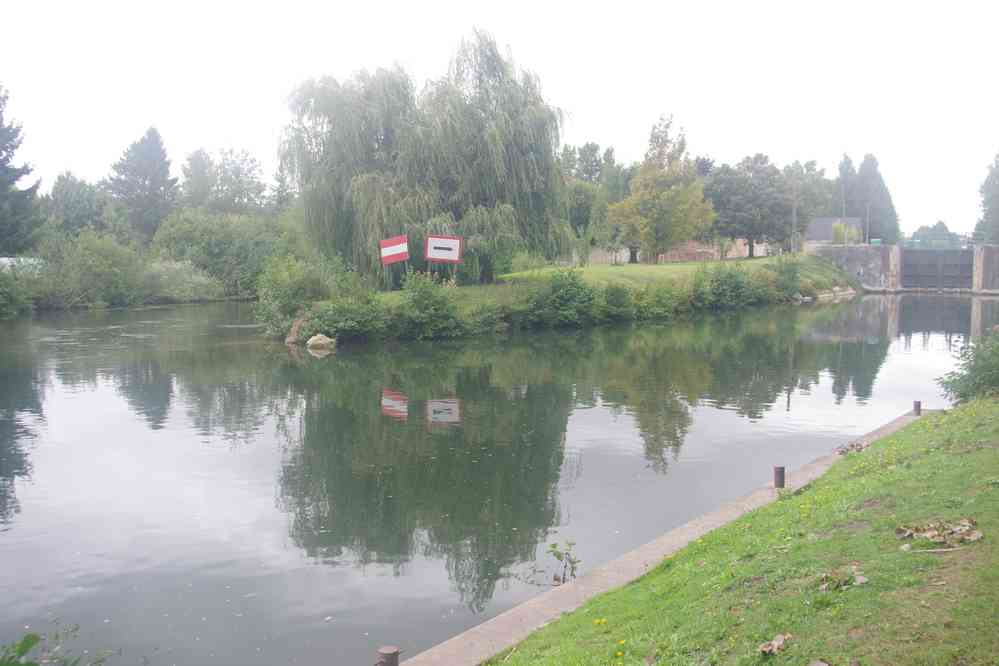Randonnée le long de la Somme. ENFIN L’ÉCLUSE ! (sauf que la poubelle est placée du mauvais côté…). Le dimanche 14 septembre 2025