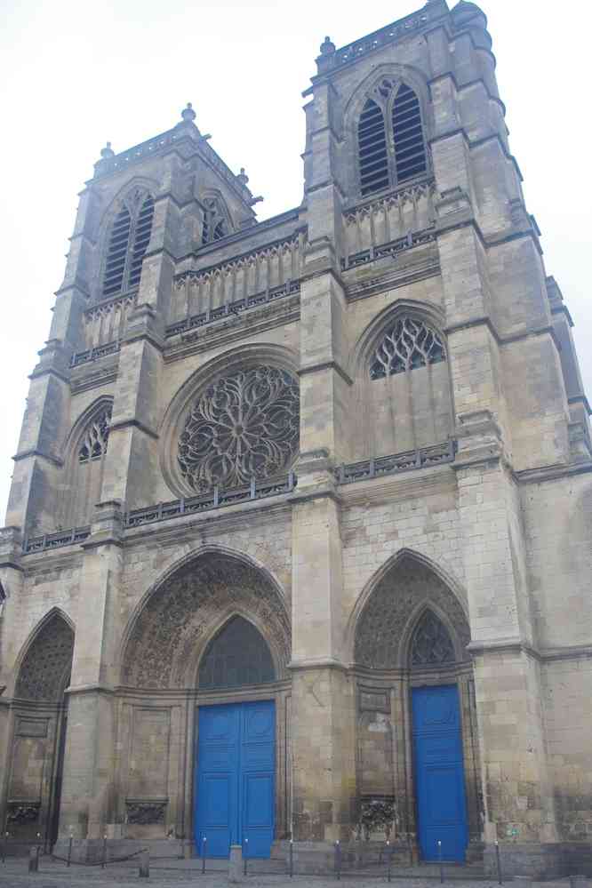 L’abbatiale Saint-Pierre de Corbie. Début du XVIᵉ siècle, et malheureusement fermée. Le dimanche 14 septembre 2025