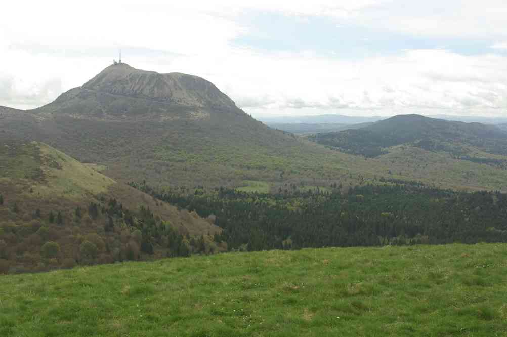 Le puy de Dôme vu du puy de Côme. Le jeudi 9 mai 2013