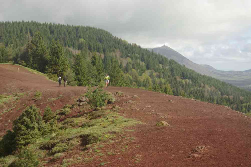 Le puy de Lassolas : un cône monogénique égueulé. Le vendredi 10 mai 2013