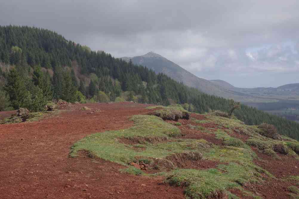Le puy de Dôme vu depuis celui de Lassolas. Le vendredi 10 mai 2013