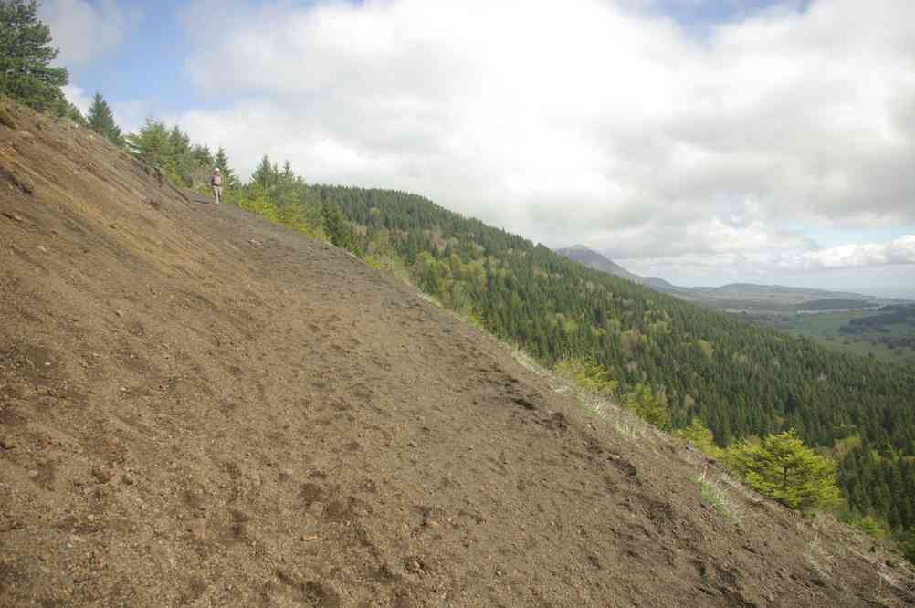 Descente du puy de Lassolas. Le vendredi 10 mai 2013