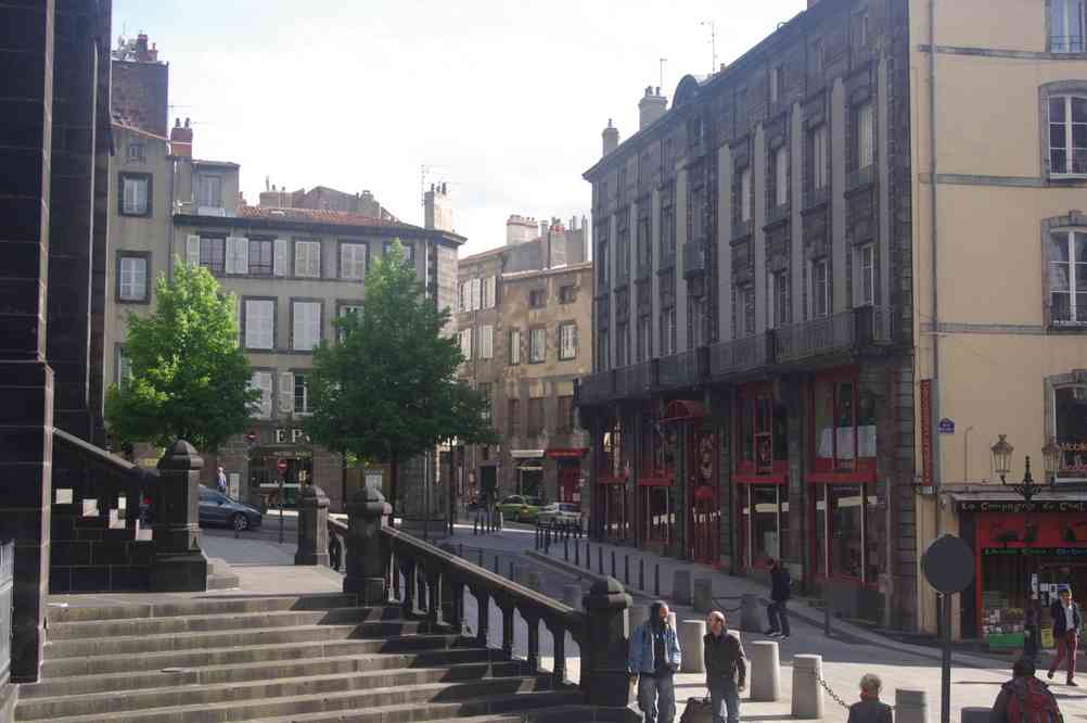 Devant la cathédrale. Le dimanche 12 mai 2013