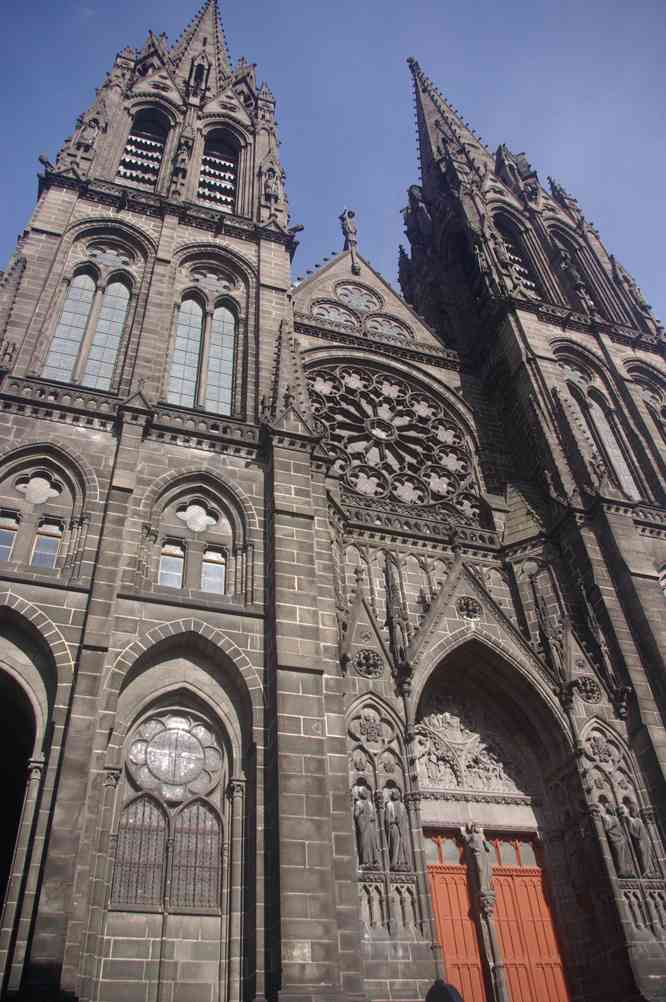 La façade de la cathédrale. Le dimanche 12 mai 2013