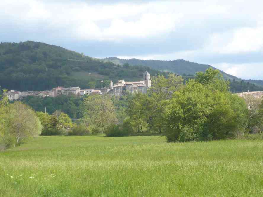 Thoard, sa caserne de pompier, son hôtesse haute en couleurs... Le vendredi 14 mai 2010