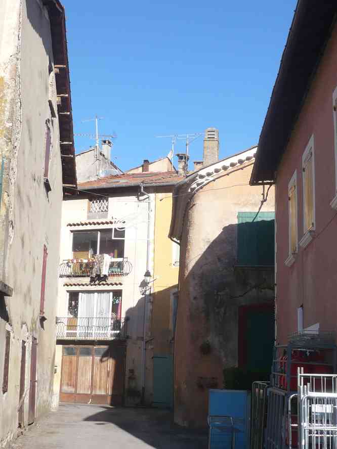 Joli bourg provençal. Le samedi 15 mai 2010