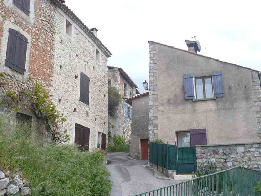 Une petite ruelle de Courbons. Le samedi 15 mai 2010