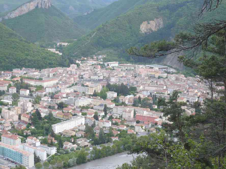 Digne, préfecture des Basses-Alpes, son évêché, son musée... et ses cafés ! Le samedi 15 mai 2010