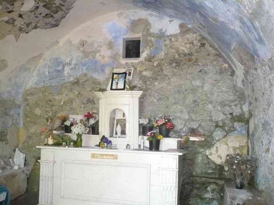 Quelques minutes de recueillement avant de repartir. Le dimanche 16 mai 2010