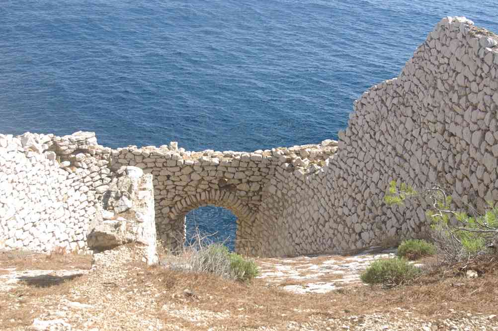 Anciennes installations des carrières sur la pointe de la Cacau. Le samedi 5 octobre 2013