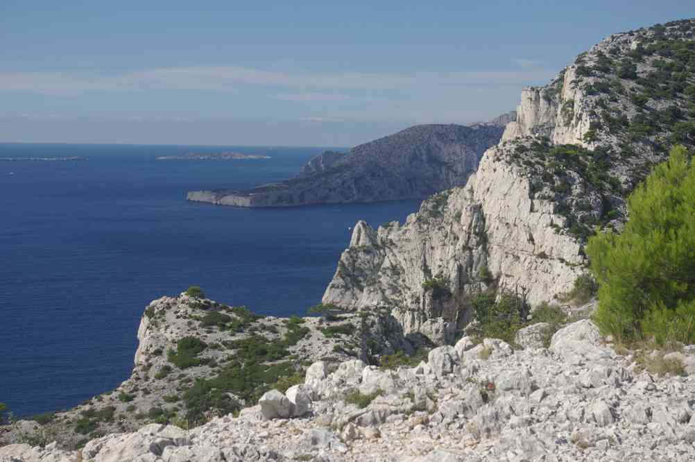 Belvédère d’En-Vau, vers l’archipel de Riou et le cap Morgiou. Le dimanche 6 octobre 2013