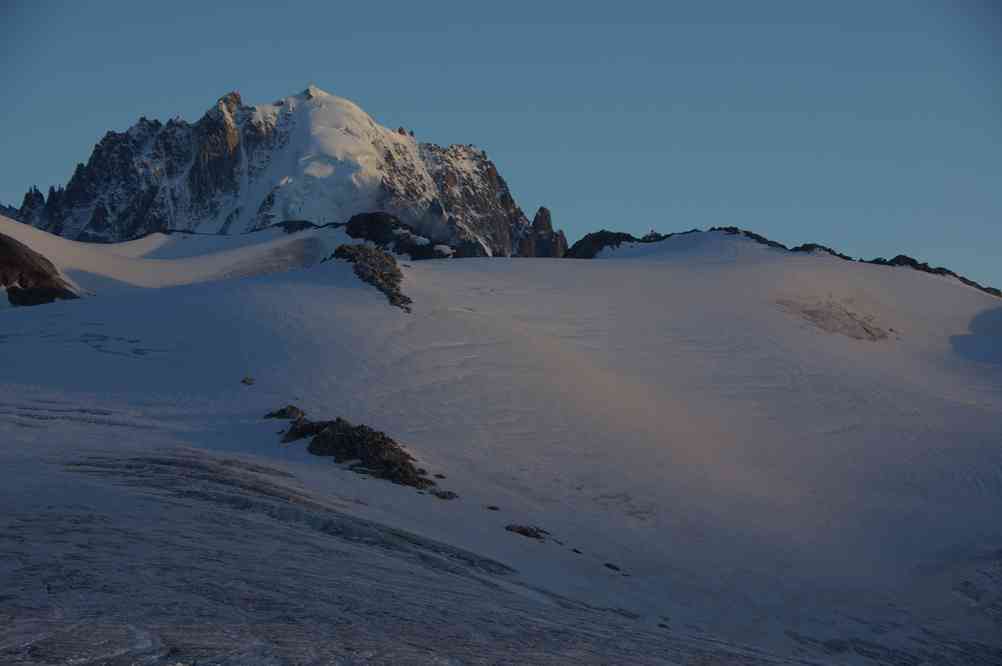 L’aiguille Verte et le glacier du glacier du Tour au crépuscule, du refuge Albert Ier. Le lundi 9 août 2010