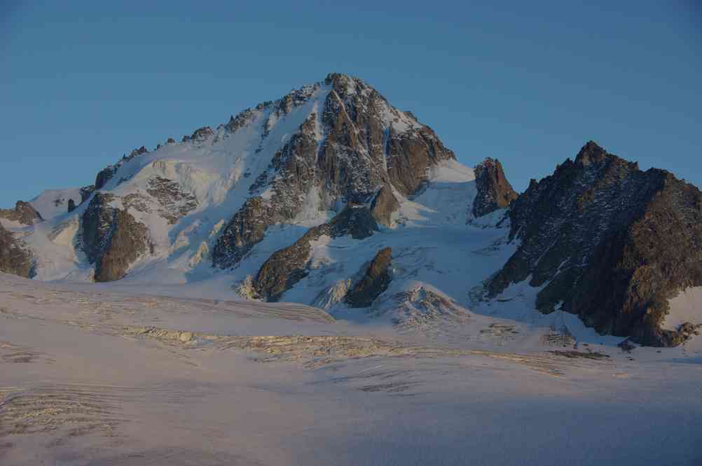 L’aiguille du Chardonnet au crépuscule, du refuge Albert Ier. Le lundi 9 août 2010
