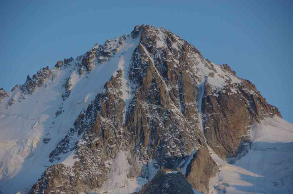 L’aiguille du Chardonnet au crépuscule, du refuge Albert Ier. Le lundi 9 août 2010