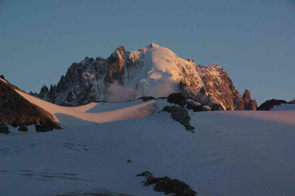 L’aiguille Verte au crépuscule, du refuge Albert Ier. Le lundi 9 août 2010