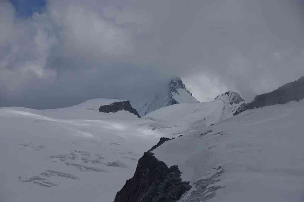La dent d’Hérens vue depuis la cabane de Bertol. Le vendredi 13 août 2010