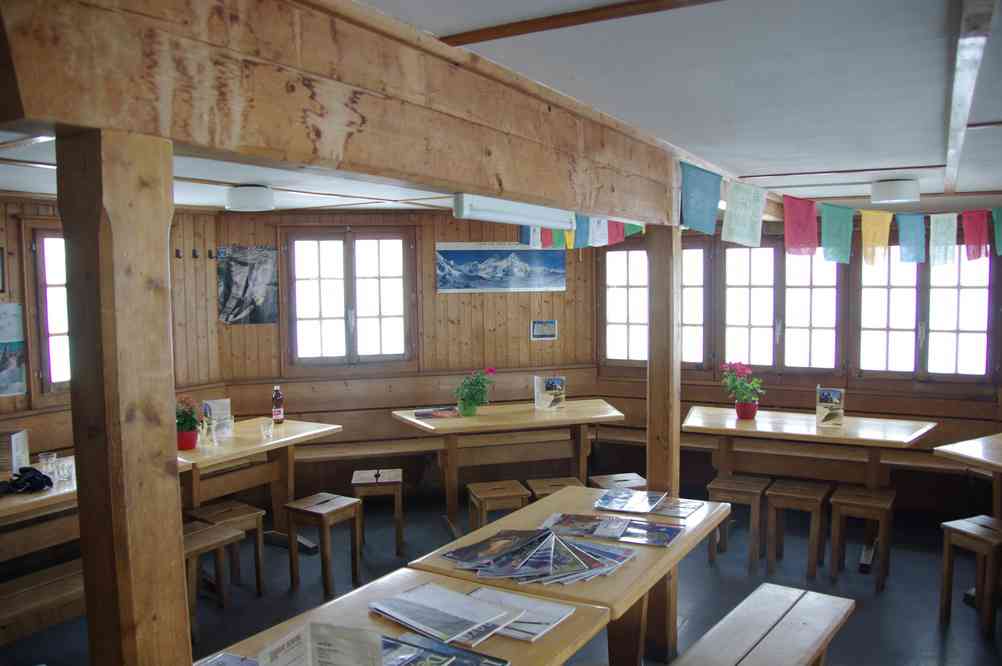 La salle à manger de la cabane de Bertol : drapeaux à prières et poster de l’Everest, sans doute pour faire couleur locale ? Le vendredi 13 août 2010