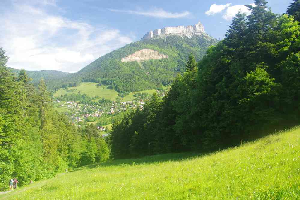 Montée vers le mont Saint-Eymard, vue vers Chamechaude. Le dimanche 1ᵉʳ juin 2025