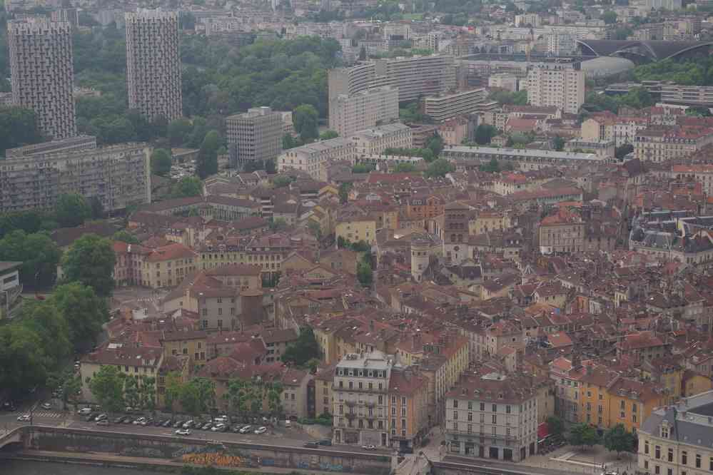Le centre de Grenoble par temps d’orage. Le dimanche 1ᵉʳ juin 2025