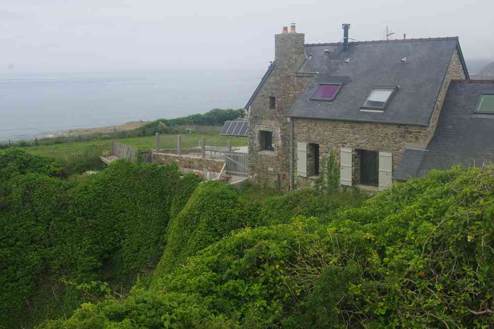 Maison un peu près de la falaise. Le vendredi 31 mai 2019