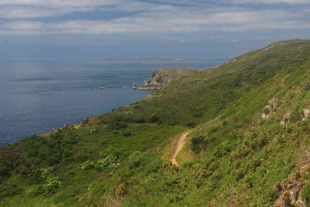 Au loin l’île d’Aurigny accaparée par la perfide Albion. Le vendredi 31 mai 2019