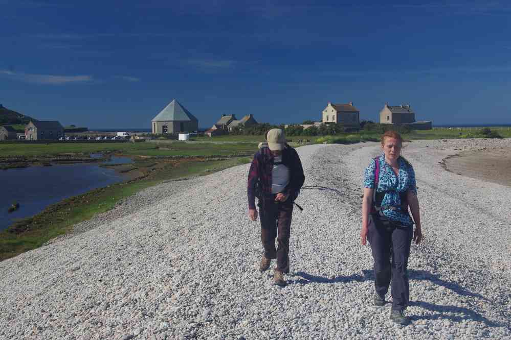 Quittant Goury par une première plage de galets. Le samedi 1ᵉʳ juin 2019