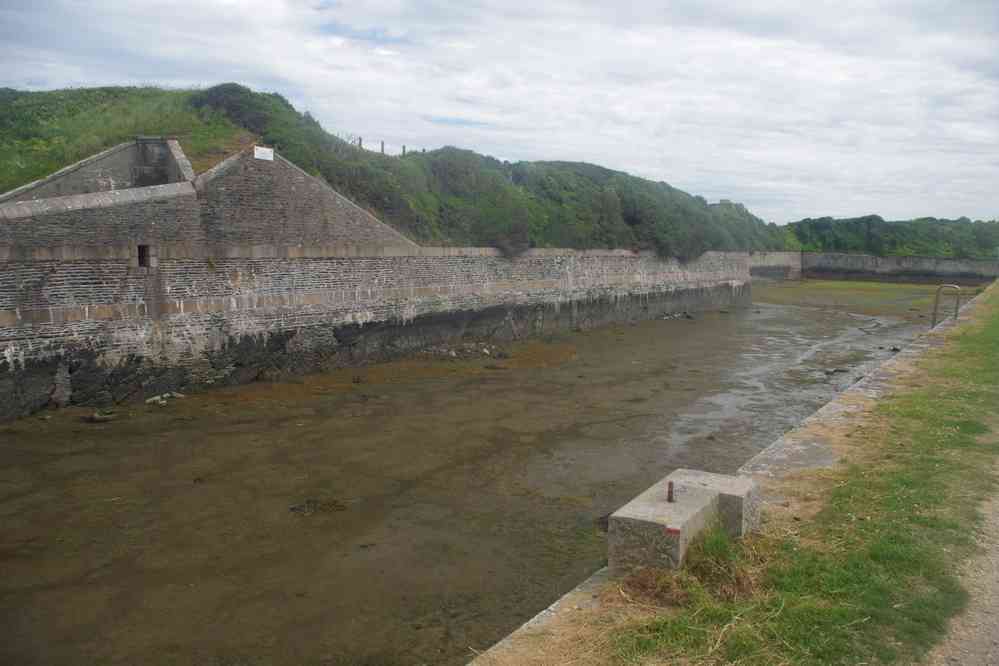 Le fort de Querqueville près des écoles militaires. Je ne suis pas sûr que cette photo soit tout à fait autorisée... Le dimanche 2 juin 2019