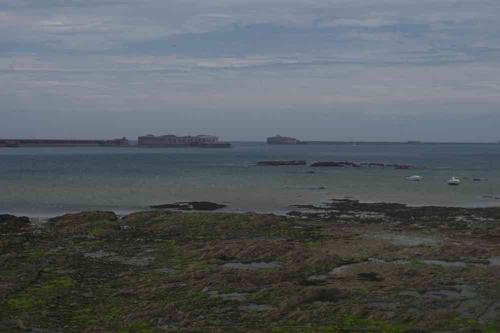 Les digues et les fortifications (XIXᵉ siècle) protégeant la grande rade de Cherbourg. Le dimanche 2 juin 2019