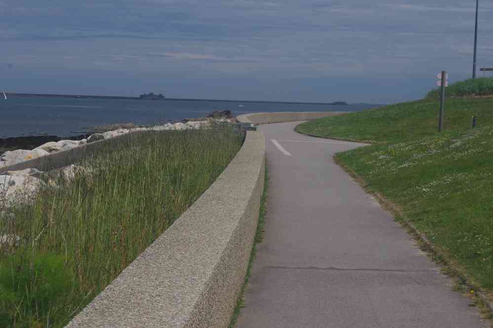 Longeant la rade de Cherbourg : un peu monotone mais nécessaire. Le dimanche 2 juin 2019