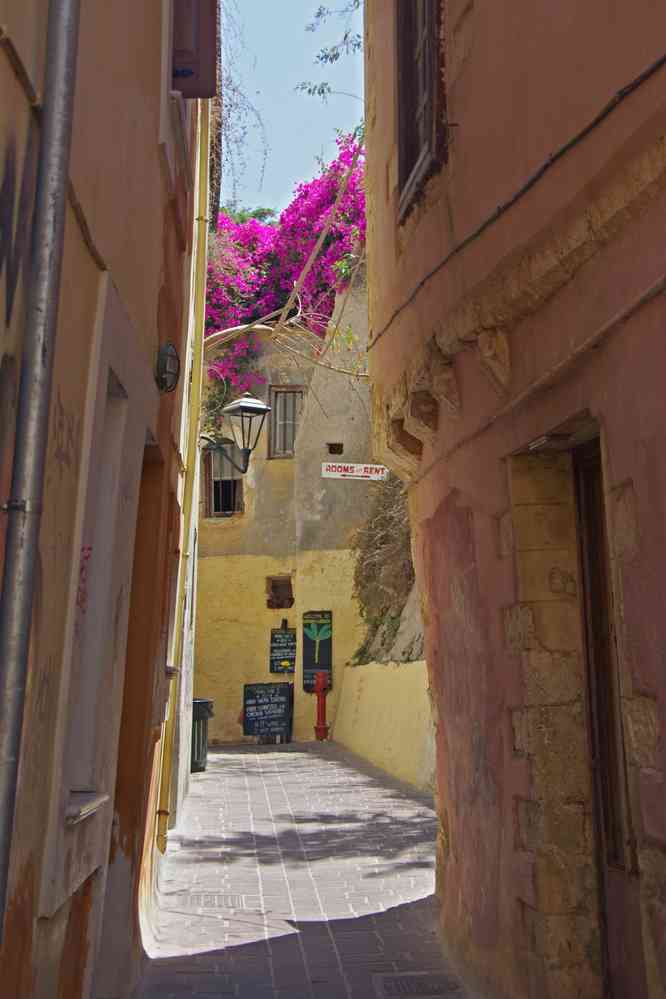 La Canée (Χανιά), ruelle près de la synagogue. Le mardi 12 août 2014