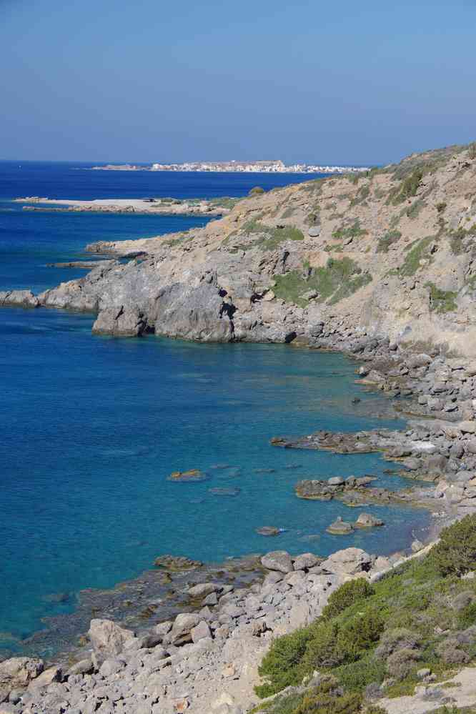 Au loin Paleochora (Παλαιοχώρα), on a déjà marché tout ça !. Le mercredi 13 août 2014