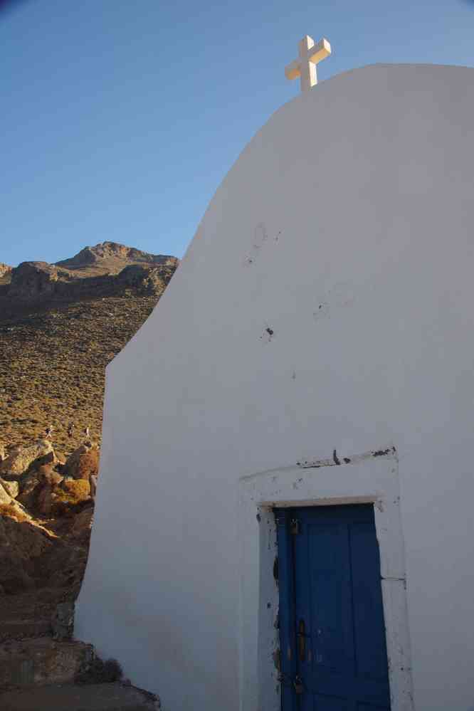 L’église de Timios Stavros (Σταυρός) (Τίμιος Σταυρός) (Τιμιος Σταυρος) entre Loutro (Λουτρό) et Sfakia (Σφακιά). Le dimanche 17 août 2014