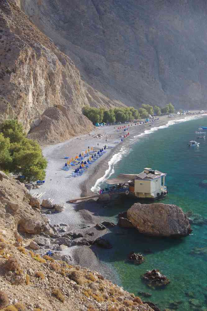 Arrivée à la plage de Glyka Nera (Γλυκά Νερά). Le dimanche 17 août 2014