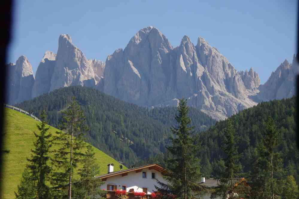 Val de Funes (depuis le bus). Vue sur le Geislergruppe. Le dimanche 30 août 2015