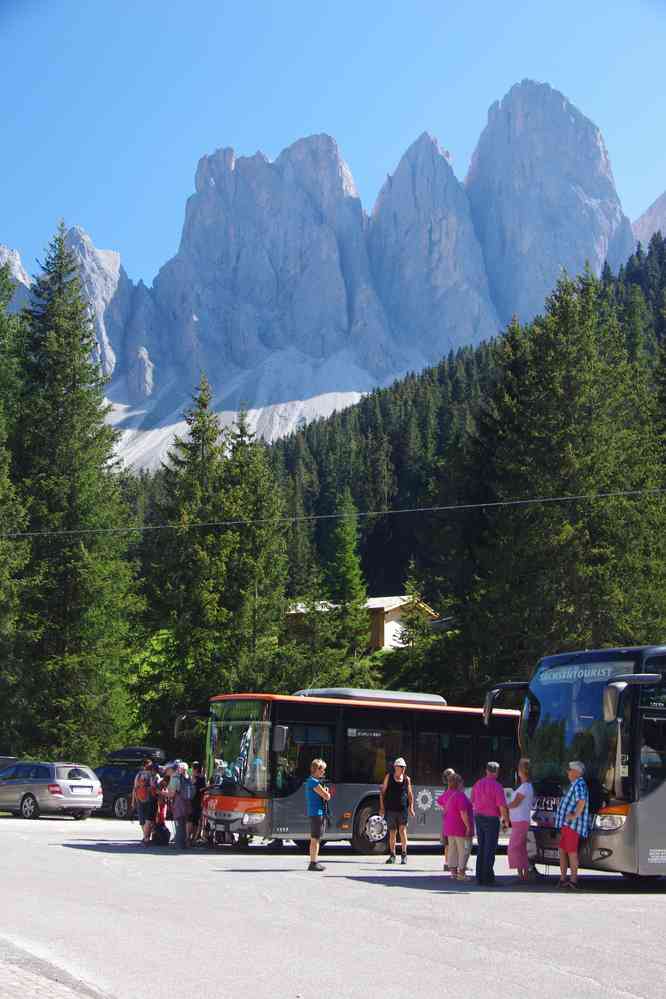 Val de Funes (parking de Zannes). Vue sur le Geislergruppe. Le dimanche 30 août 2015