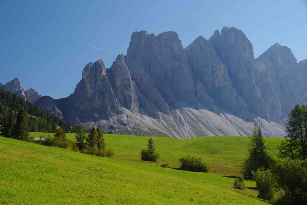 Montée vers Gampenalm. Vue sur le Geislergruppe. Le dimanche 30 août 2015