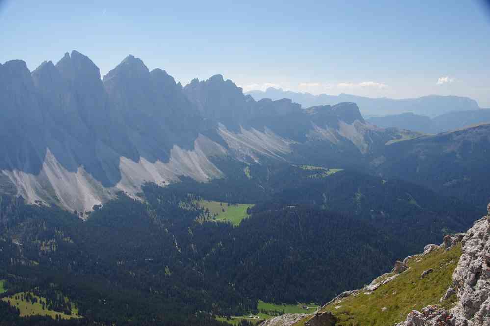 Vue vers Geislergruppe. Le lundi 31 août 2015