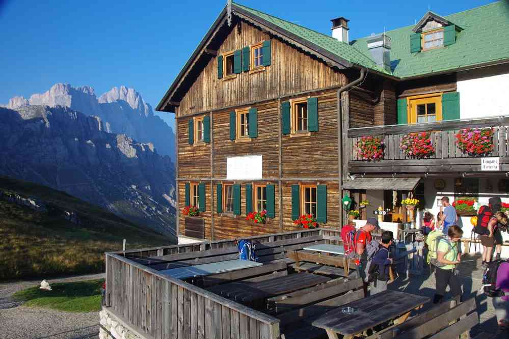 Quittant le refuge Genova au petit matin. Le mardi 1ᵉʳ septembre 2015