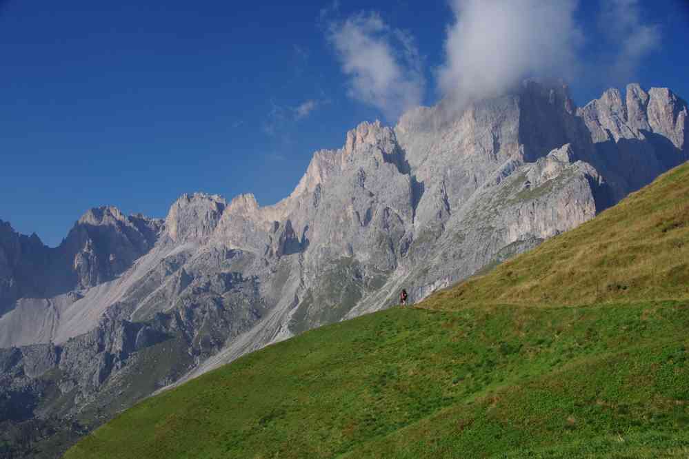 Geislergruppe. (le col où l’on va est à gauche). Le mardi 1ᵉʳ septembre 2015