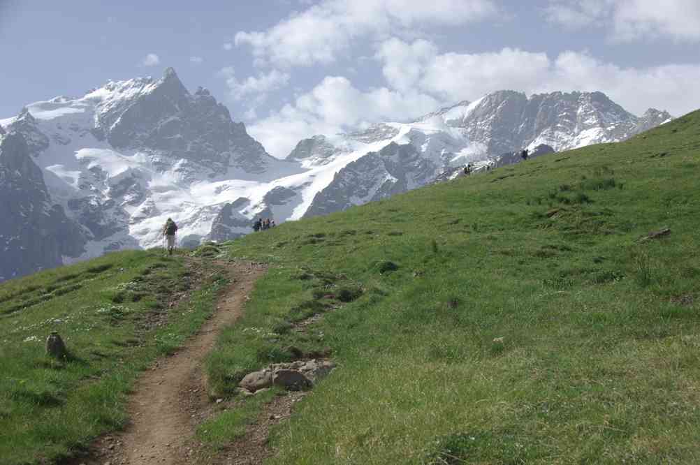 Montée vers le plateau d’Emparis. Le dimanche 8 juin 2014