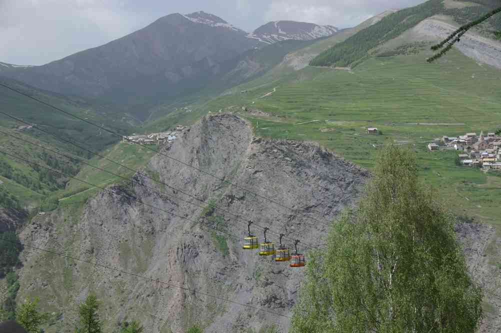 Le téléphérique nous salue. Le lundi 9 juin 2014