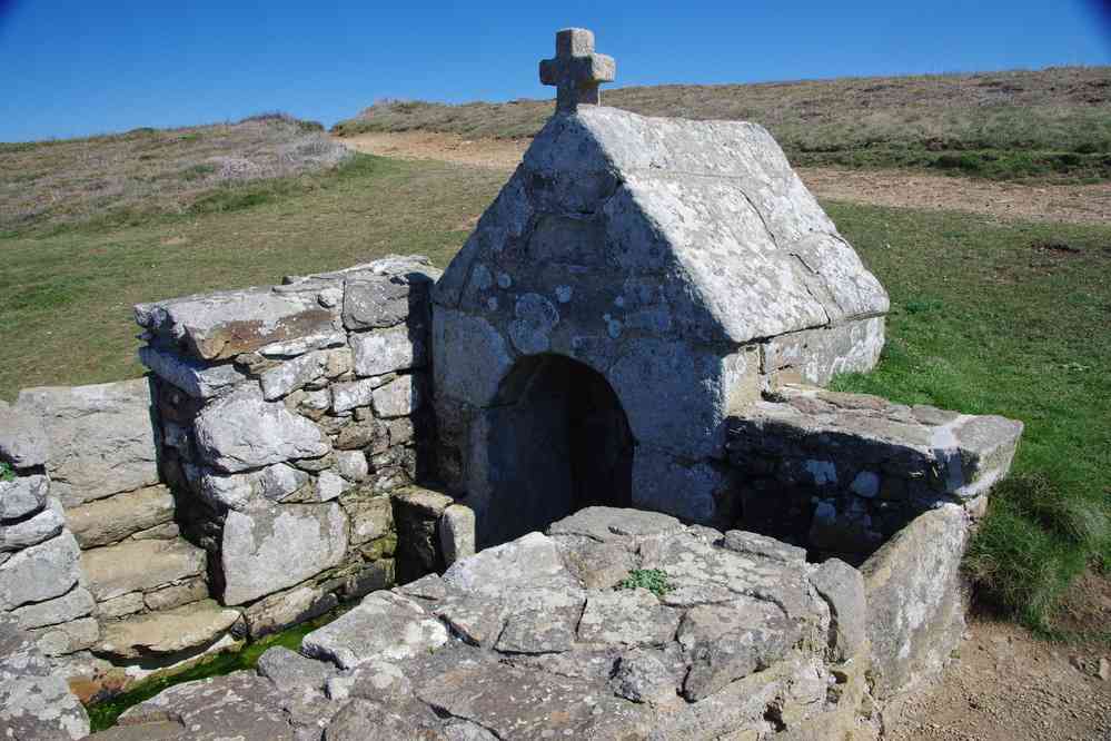 Fontaine près de la chapelle St They. Le dimanche 5 avril 2015