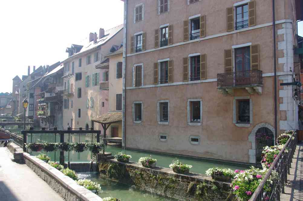 Traversée au pas de charge du centre-ville d’Annecy. Le mercredi 14 juillet 2010