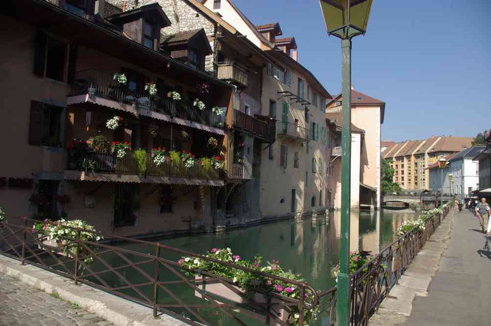Traversée au pas de charge du centre-ville d’Annecy. Le mercredi 14 juillet 2010