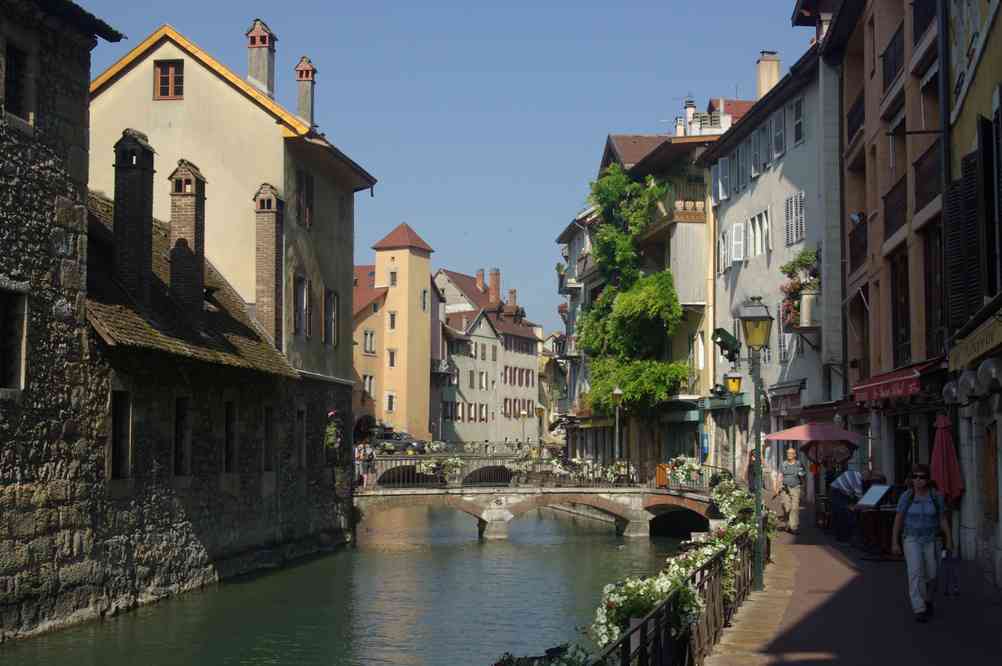 Traversée au pas de charge du centre-ville d’Annecy. Le mercredi 14 juillet 2010