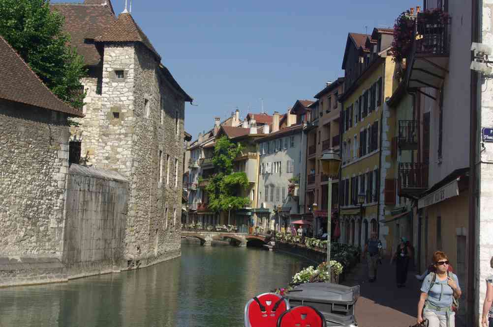 Traversée au pas de charge du centre-ville d’Annecy. Le mercredi 14 juillet 2010