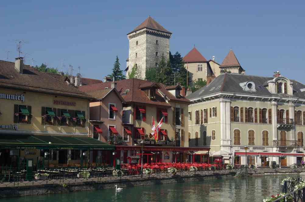 Traversée au pas de charge du centre-ville d’Annecy. Le mercredi 14 juillet 2010