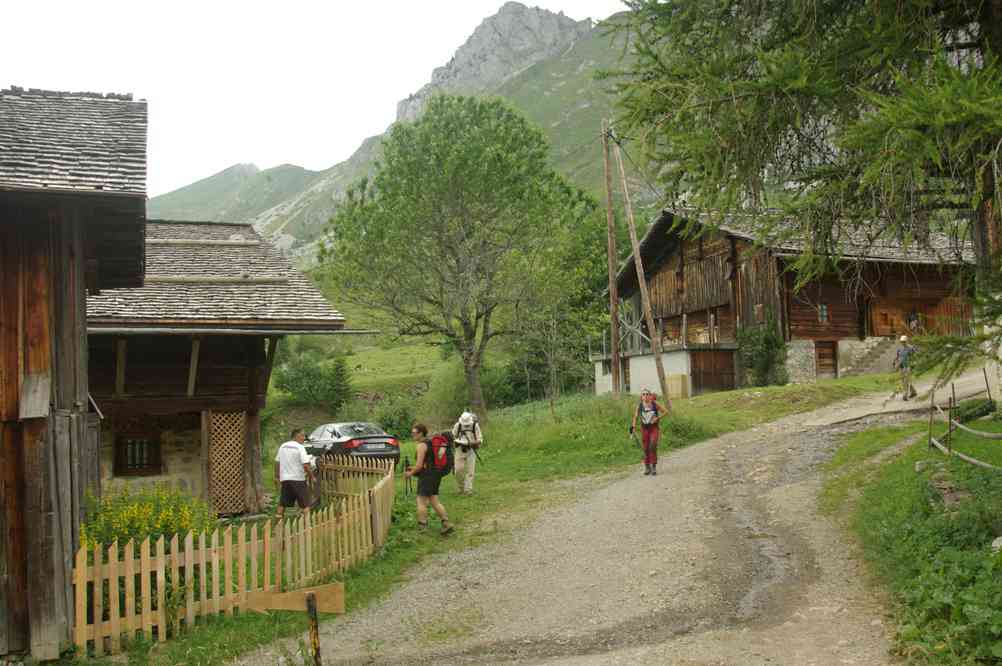Les chalets authentiques de Cuillery (vous avez tous bien du Micropur ?). Le samedi 17 juillet 2010